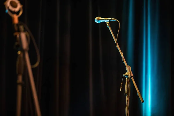 Micrófono en el escenario sobre un fondo de auditorio . —  Fotos de Stock