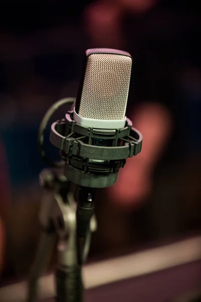 Microphone on stage against a background of auditorium. — Stock Photo, Image