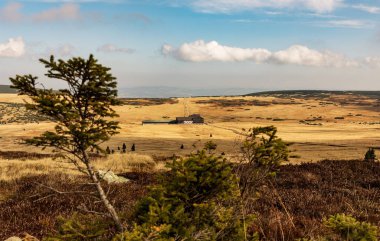 Dev Dağlar, Krkonose Ulusal Parkı, Çek Cumhuriyeti 'nde güneşli bir sonbahar gününde dağ kulübesi Lucni Bouda manzarası.