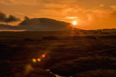 Çek Cumhuriyeti 'nin en yüksek dağı olan Snezka' da, dev dağlarda, Krkonose Ulusal Parkı 'nda, Çek Cumhuriyeti' nde, renkli gökyüzü gündoğumu.