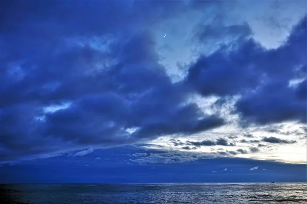 Hermoso Cielo Nublado Noche Sobre Tranquilo Mar Azul Nubes Azules — Foto de Stock