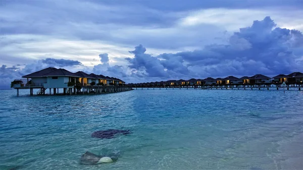 God Kväll Maldiverna Skymning Pittoreska Moln Himlen Vattenvillor Tändes Ett — Stockfoto