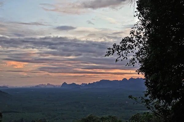 Puesta Sol Las Montañas Tailandia Valle Verde Distancia Contra Cielo — Foto de Stock