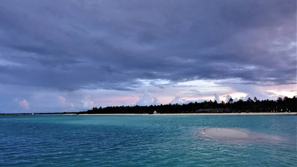 Pôr Sol Nas Maldivas Antes Uma Tempestade Uma Nuvem Escura — Fotografia de Stock