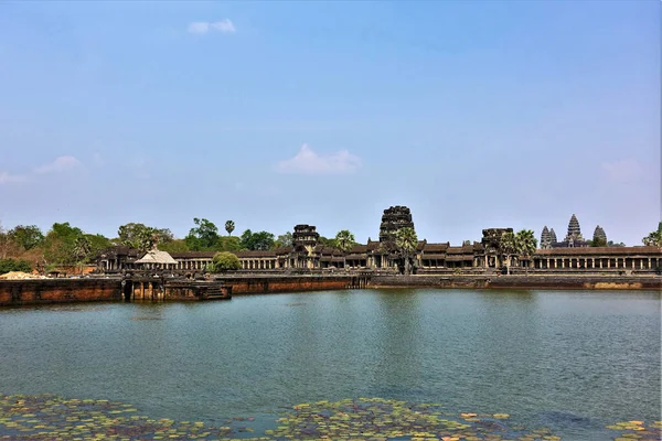 Знаменитый Храмовый Комплекс Ангкор Камбоджа Переднем Плане Озеро Водяными Лилиями — стоковое фото