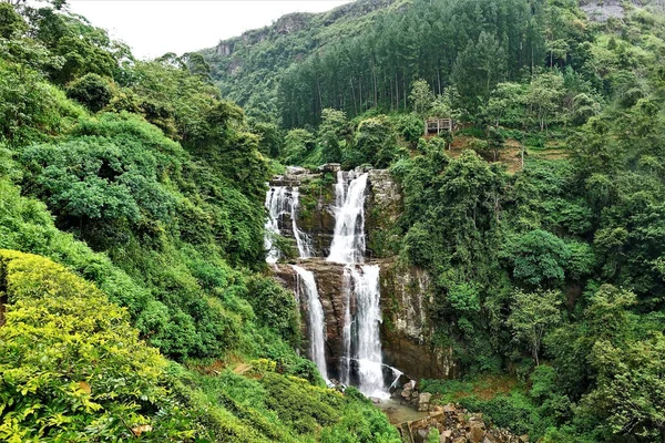 Montanhas Estão Cobertas Selva Impenetrável Correntes Uma Cachoeira Fluem Abaixo — Fotografia de Stock