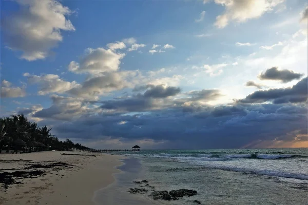 Amanhecer Nas Caraíbas Sol Nascente Pintou Nuvens Laranja Ondas Deixam — Fotografia de Stock