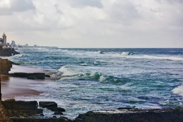 Gelombang Pirus Berbusa Laut Menuju Pantai Berpasir Jauh Terhadap Langit — Stok Foto