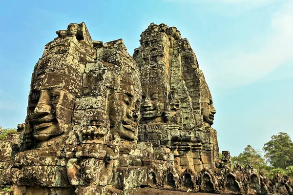 Único Templo Bayon Contra Torres Céu Azul Com Rostos Gigantescos — Fotografia de Stock