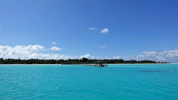 Aguamarina Océano Tranquilo Día Soleado Verano Una Isla Con Palmeras — Foto de Stock