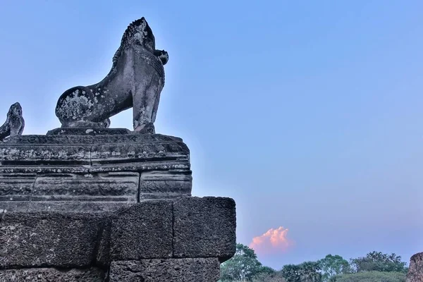 Mystiska Angkor Vid Solnedgången Hög Gammal Stenpelare Ovanför Träden Sitter — Stockfoto