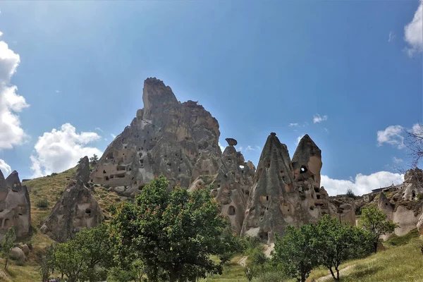 Increíble Paisaje Capadocia Contra Cielo Azul Levanta Antigua Fortaleza Uchisar —  Fotos de Stock