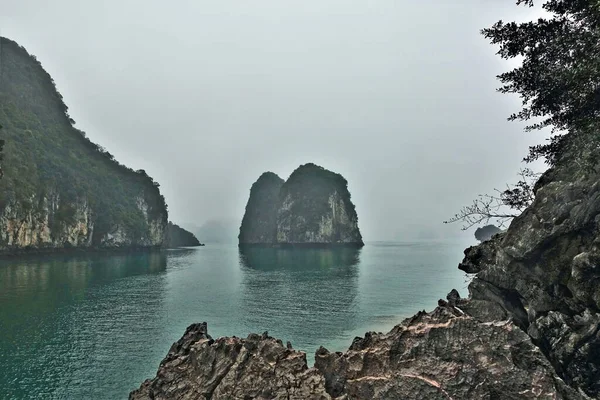 Unikalna Zatoka Halong Wietnam Nad Spokojną Szmaragdową Wodą Rosną Wyspy — Zdjęcie stockowe