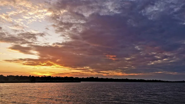 Řeka Zambezi Při Západu Slunce Nízké Mraky Jsou Zbarveny Zapadajícím — Stock fotografie