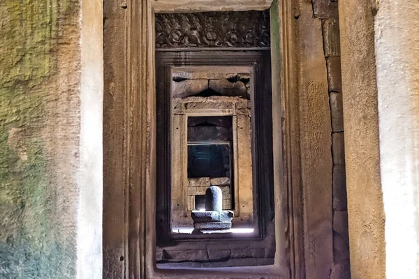 Mystiska Angkor Detaljer Stenskulptur Det Heliga Lingam Kan Ses Genom — Stockfoto