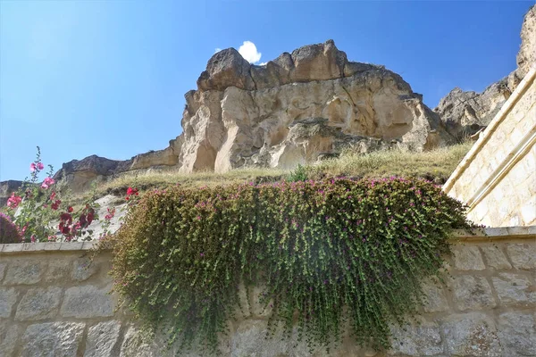 Det Fantastiska Landskapet Kappadokien Mot Bakgrund Den Blå Himlen Bisarr — Stockfoto