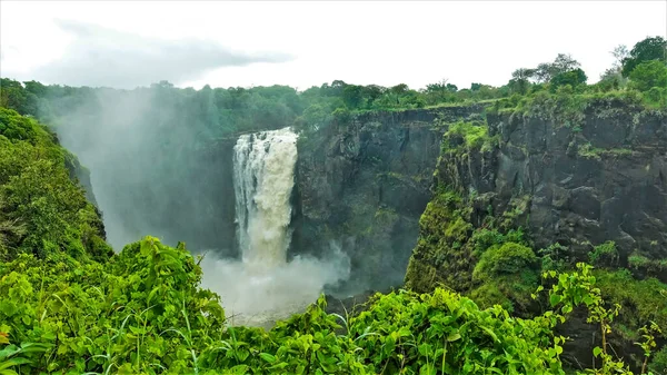 Egyedülálló Victoria Falls Egy Erős Patak Egy Meredek Sziklás Szurdokba — Stock Fotó