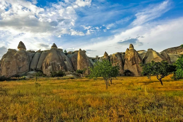 Extraña Extraña Capadocia Rocas Forma Sorprendente Con Bases Redondeadas Elevan —  Fotos de Stock