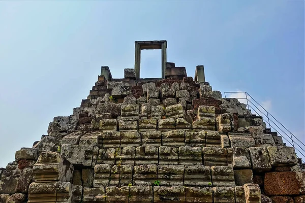 Antik Angkor Mimarisi Cennete Açılan Bir Kapı Tapınağın Üst Kısmı — Stok fotoğraf