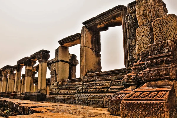 著名的古代吴哥窟的废墟 在圣殿的顶部有一个破旧的柱廊 这些石头上装饰着雕刻品和装饰品 空荡荡的窗户朝天张望 对过去伟大的记忆 柬埔寨 — 图库照片