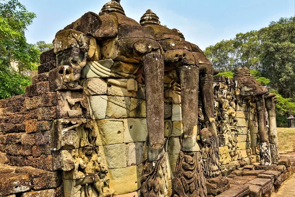 アンコールユニーク 象のテラス 石の台座には 長い幹を持つ象の頭の彫刻があります 装飾品で飾られています 老朽化した壁には浅浮彫りが施されている 晴れた日 カンボジア — ストック写真
