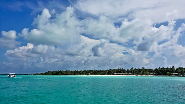 Maldivas Paraíso Férias Barco Atravessa Calmo Oceano Aquamarino Distância Uma — Fotografia de Stock