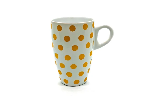 ハンドル付きの白いセラミックマグカップ 表面全体に黄色の円 — ストック写真