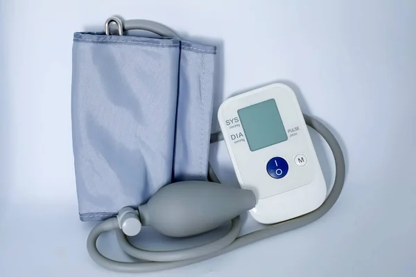 血圧測定用ポータブル電子機器 小さなディスプレイ 半自動カフ — ストック写真