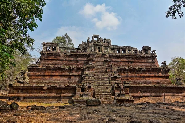 Forntida Tempel Kambodja Mot Bakgrund Den Blå Himlen Står Förfallen — Stockfoto