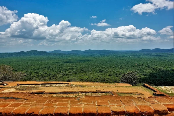 Ändlöst Landskap Förgrunden Röda Tegelstenarna Den Antika Fästningen Sigiriya Tät — Stockfoto