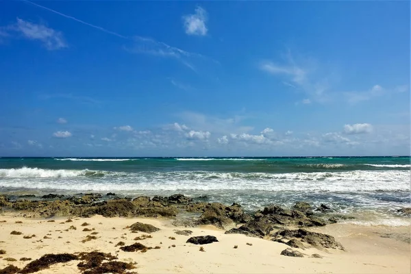 Playa Caribe Día Soleado Verano Las Olas Turquesas Rodan Sobre —  Fotos de Stock