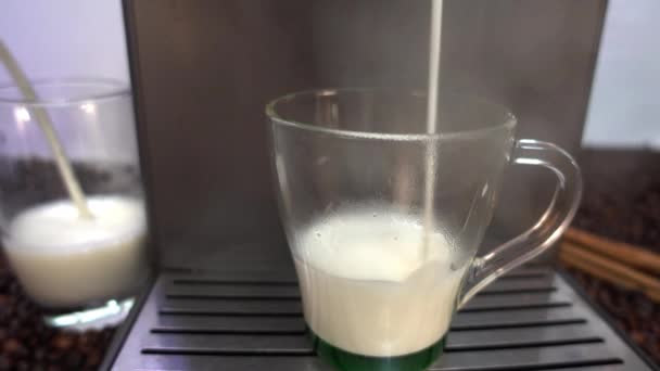 Cappuccino Bryggs Kaffemaskinen Mjölkskum Och Nymalet Kaffe Tillsätts Den Transparenta — Stockvideo