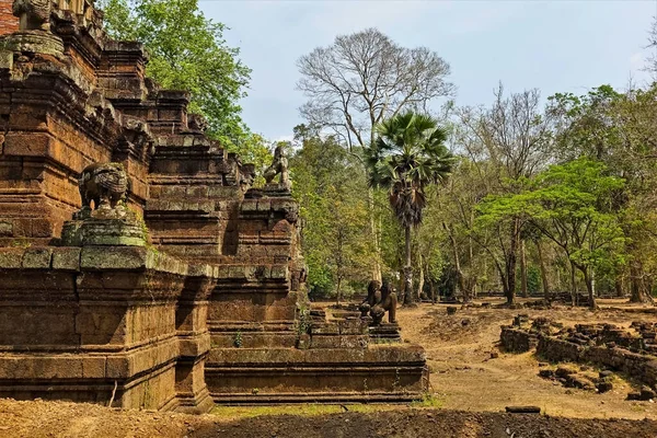 Zřícenina Starého Chrámu Kambodži Džungli Stojí Zchátralá Budova Červených Kamenů — Stock fotografie