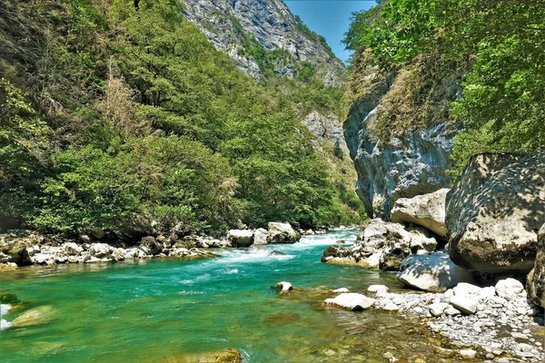 Río Montaña Fluye Través Garganta Entre Las Rocas Agua Turquesa —  Fotos de Stock