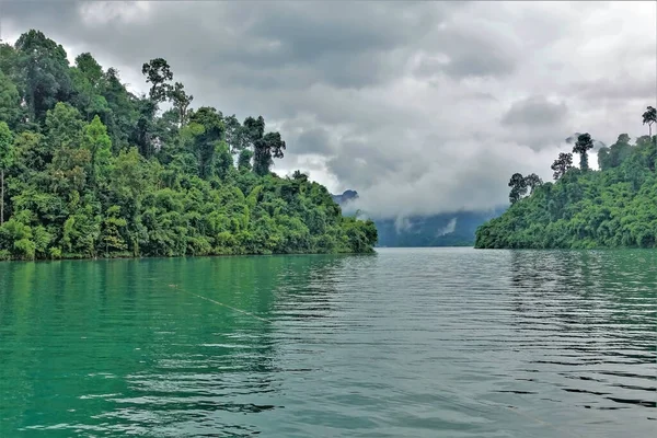 Szmaragdowa Woda Jeziora Jest Spokojna Wysepki Mają Zielony Las Tropikalny — Zdjęcie stockowe