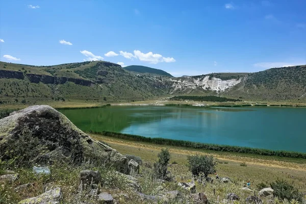 Lago Vulcânico Nar Cercado Por Montanhas Pedregulhos Estão Costa Relva — Fotografia de Stock