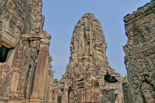 Sur Fond Ciel Bleu Sommet Temple Les Visages Humains Avec — Photo