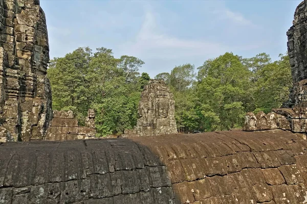 Kambodja Och Angkor Mänskliga Ansikten Huggna Sten Ruinerna Det Antika — Stockfoto