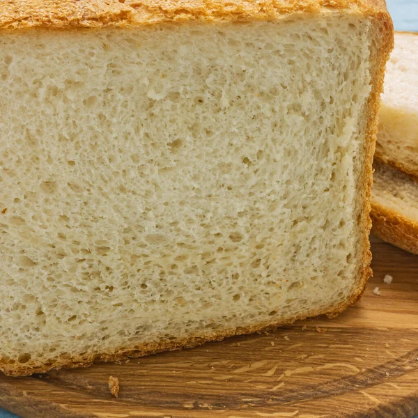 Свіжий Запечений Білий Хліб Крупним Планом Золота Кора Пористе Ясо — стокове фото