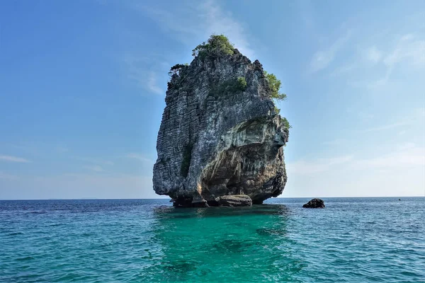 Uma Pequena Ilha Desabitada Mar Andamão Contra Fundo Céu Azul — Fotografia de Stock