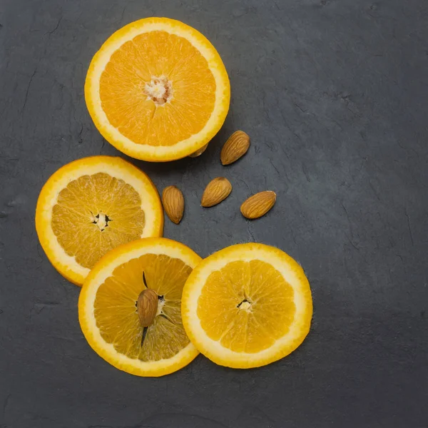 Uma Telha Pedra Preta Meia Laranja Três Fatias Perto Estão — Fotografia de Stock