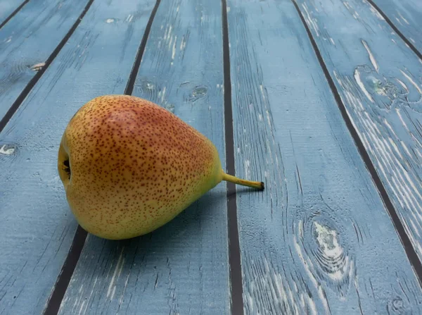 Pêra Madura Fresca Jaz Sobre Mesa Fruta Amarela Com Lado — Fotografia de Stock