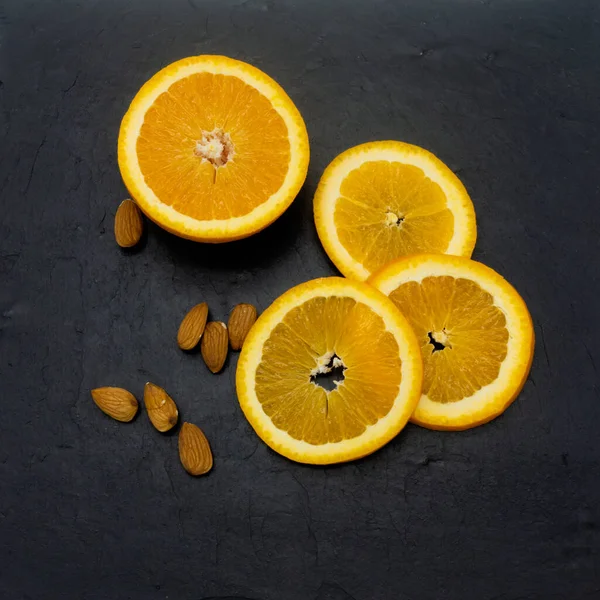 Laranja Cortada Fundo Telhas Pedra Preta Metade Fruto Três Fatias — Fotografia de Stock