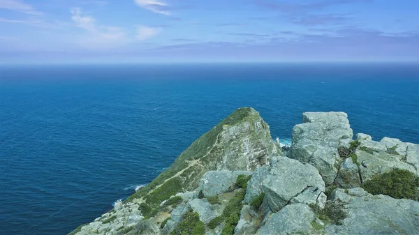 一个岩石的海象跳入大海 石头上看得见一座小房子 碧绿的水和蓝天 南非角 — 图库照片