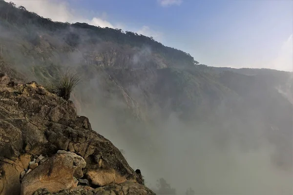 Encostas Íngremes Montanha Estão Escondidas Nevoeiro Primeiro Plano Borda Rochosa — Fotografia de Stock