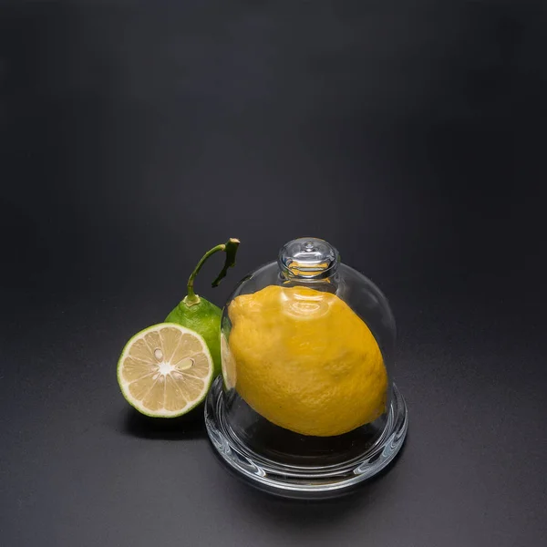 Grande Limão Amarelo Fresco Está Recipiente Vidro Transparente Perto Fica — Fotografia de Stock