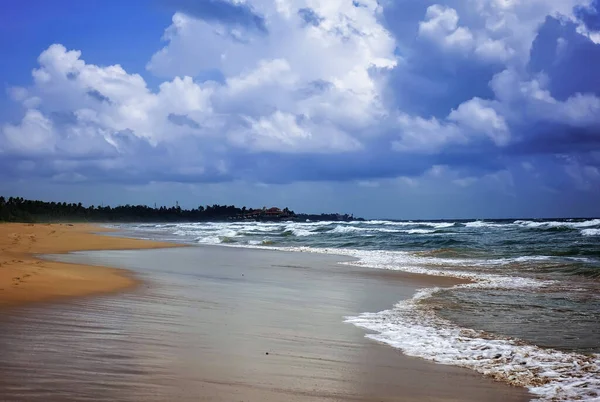 Plażę Wpływają Piankowe Fale Oceaniczne Mokry Piasek Lśni Niebie Niskie — Zdjęcie stockowe