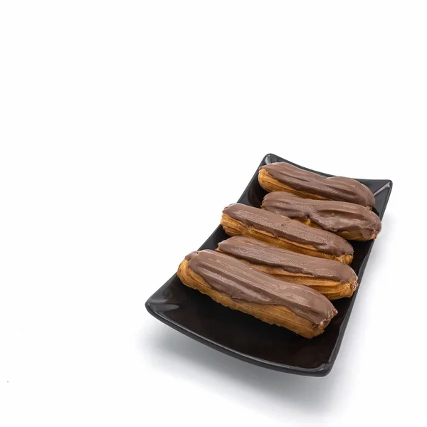 Cinq Éclairs Frais Avec Glaçage Chocolat Sont Sur Une Plaque — Photo