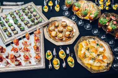 Siyah bir masadaki farklı tatlılar