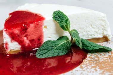 Çilek reçelli ve otlu dondurma.